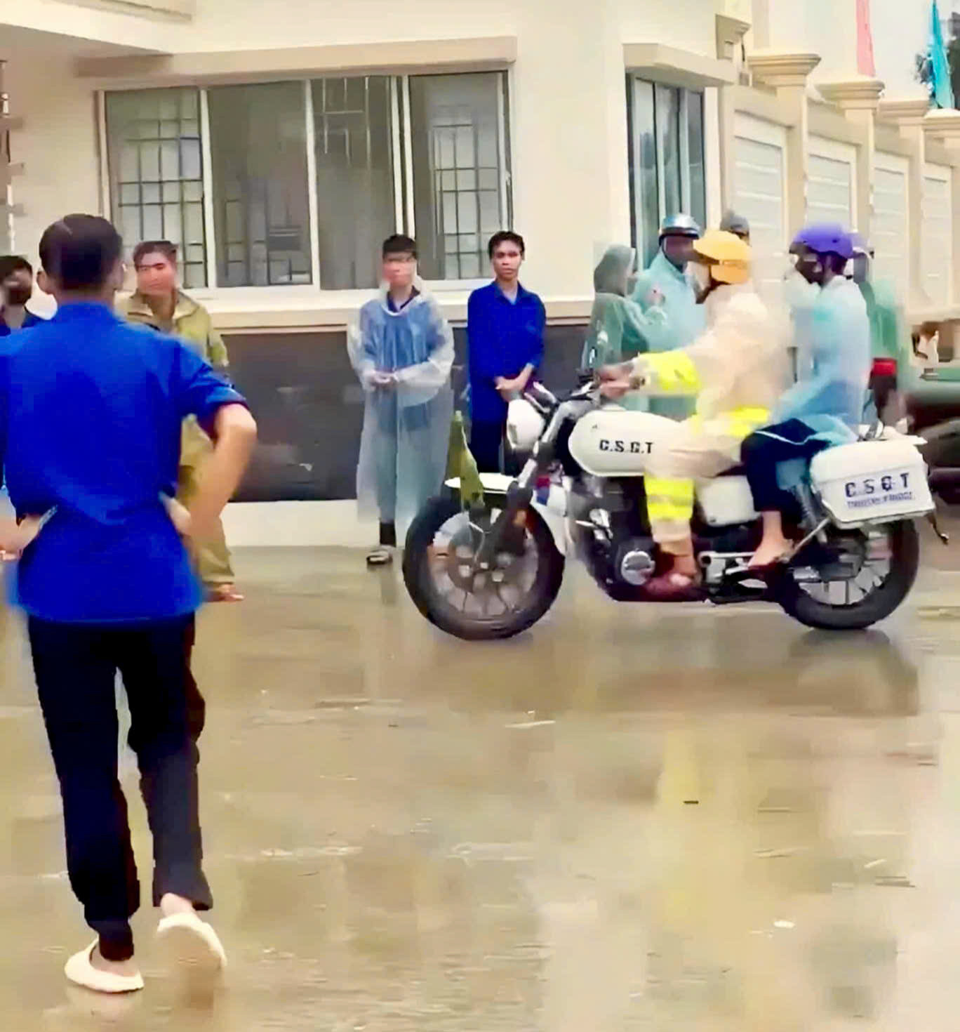 Kết thúc kỳ thi Tốt nghiệp THPT 2025, đề ngoại ngữ dễ không? ảnh 3 Kết thúc kỳ thi Tốt nghiệp THPT 2025, đề ngoại ngữ dễ không? ảnh 3