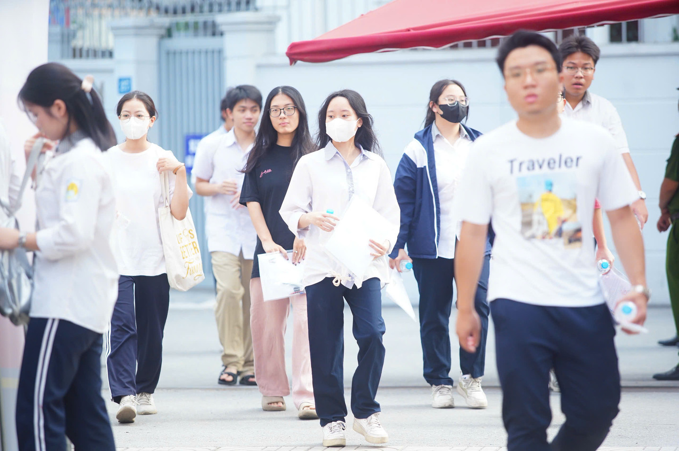 Sỹ tử hoàn thành bài Ngữ Văn, đề dễ thở, thí sinh phấn khởi ảnh 33