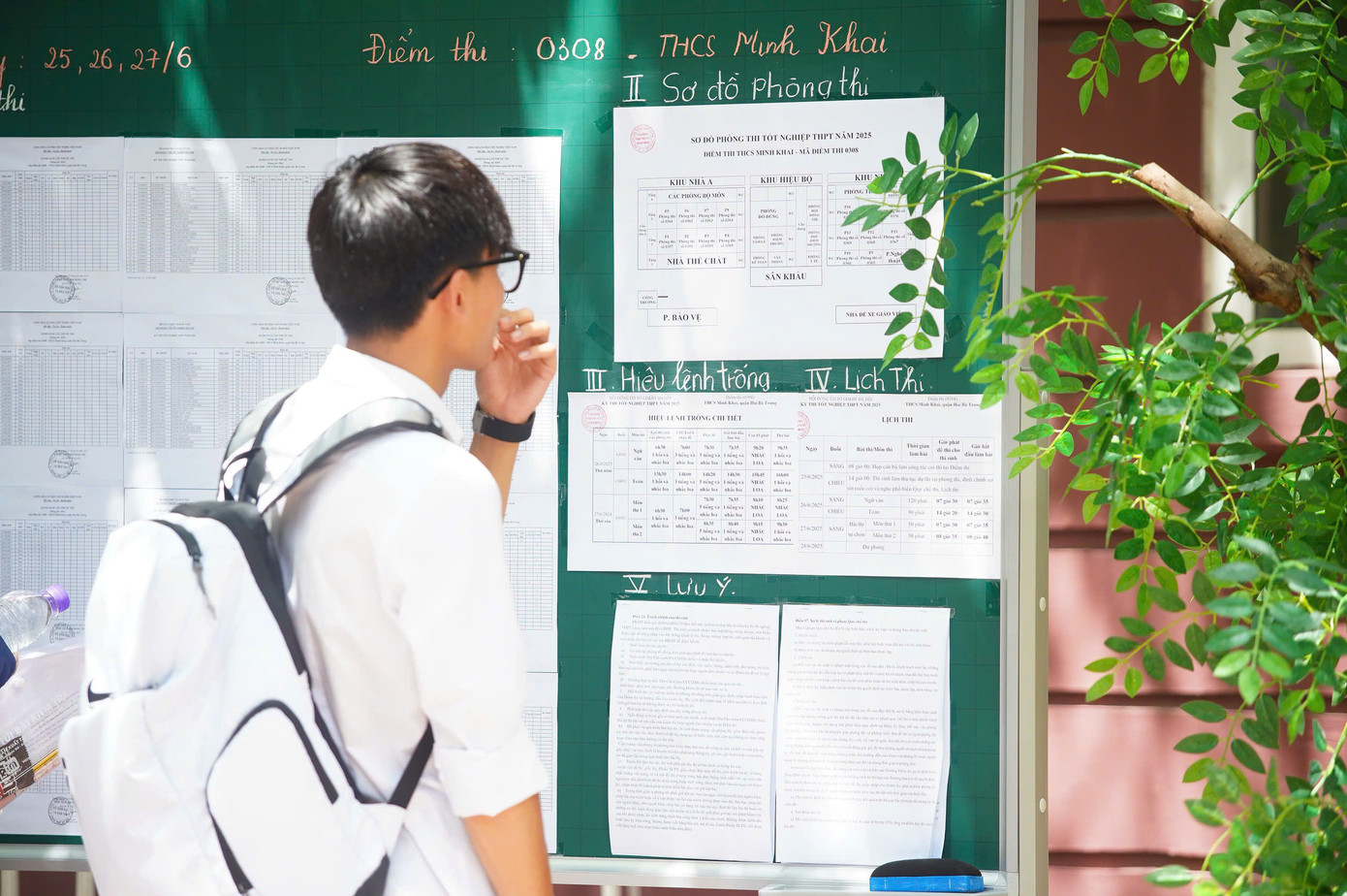 Các thí sinh Hà Nội đổ về điểm trường THCS Minh Khai làm thủ tục dự thi. Ảnh: Duy Phạm Các thí sinh Hà Nội đổ về điểm trường THCS Minh Khai làm thủ tục dự thi. Ảnh: Duy Phạm