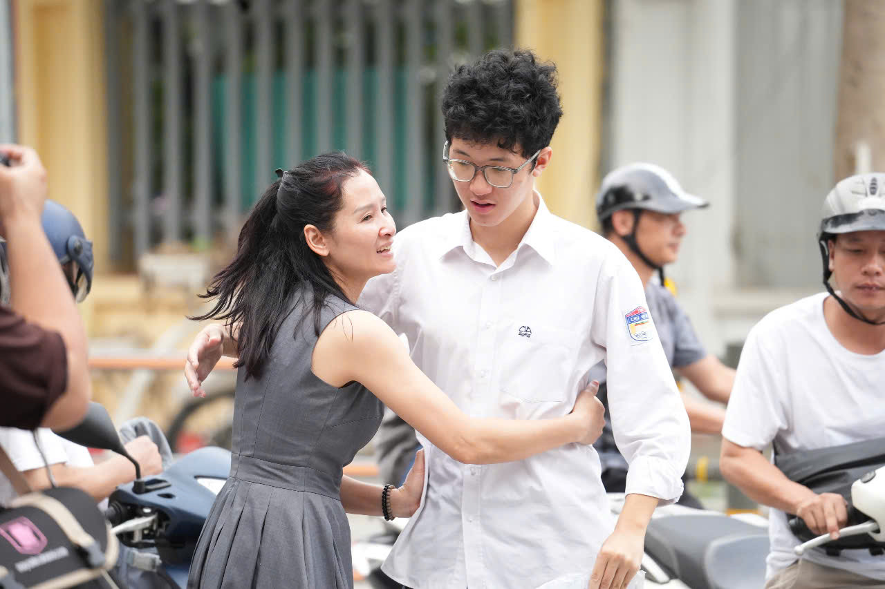 Mẹ động viên con trước khi vào phòng thi