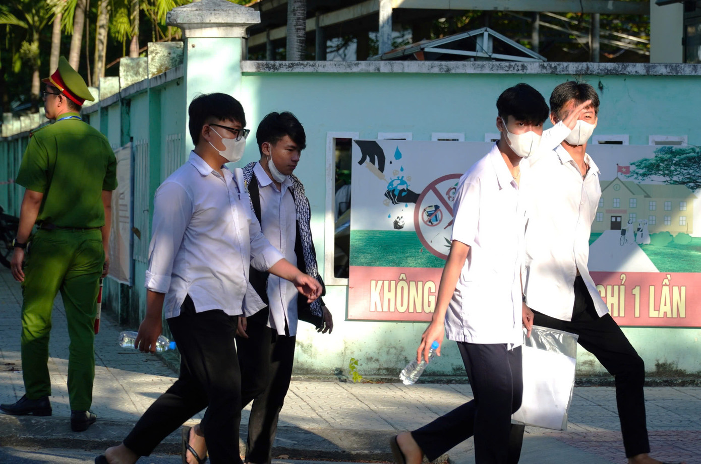 Sỹ tử hoàn thành bài Ngữ Văn, đề dễ thở, thí sinh phấn khởi ảnh 37