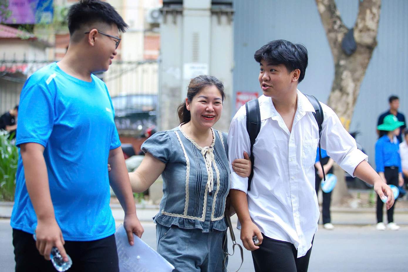 Vỡ òa cảm xúc kết thúc thi theo chương trình mới, cập nhật giải đề ảnh 27