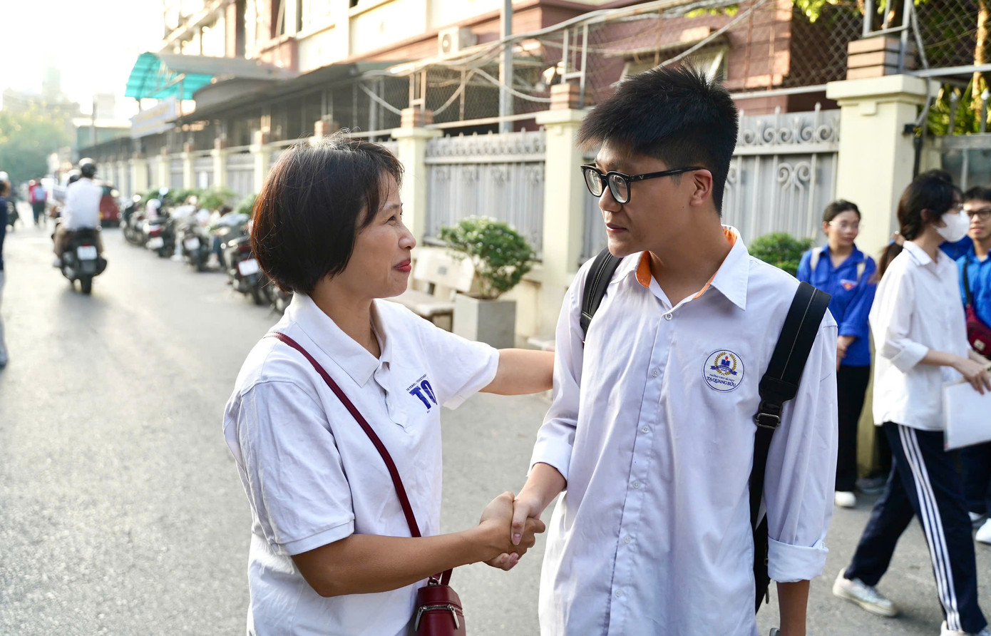 Sỹ tử hoàn thành bài Ngữ Văn, đề dễ thở, thí sinh phấn khởi ảnh 2