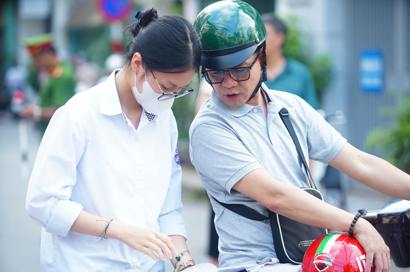 Sỹ tử hoàn thành bài Ngữ Văn, đề dễ thở, thí sinh phấn khởi ảnh 32