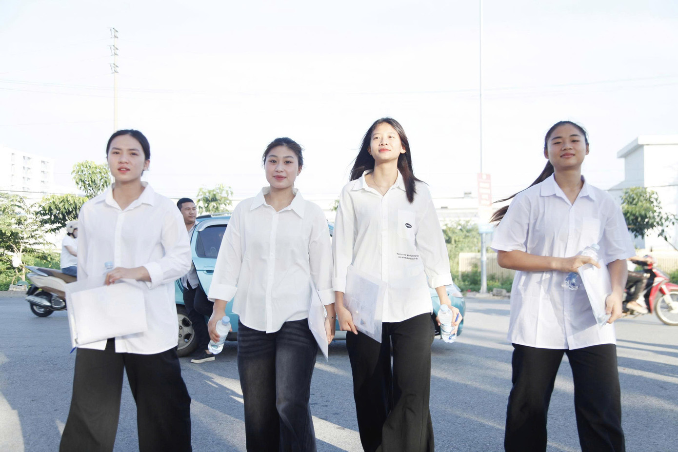 Sỹ tử hoàn thành bài Ngữ Văn, đề dễ thở, thí sinh phấn khởi ảnh 26