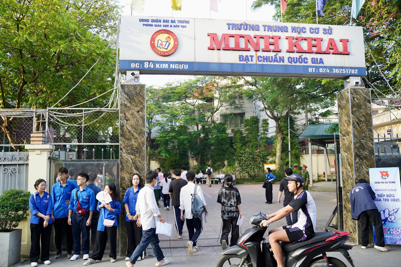 Sỹ tử hoàn thành bài Ngữ Văn, đề dễ thở, thí sinh phấn khởi ảnh 9