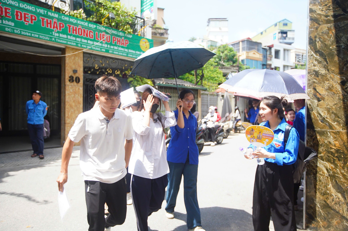 Thí sinh đi xe lăn đến làm thủ tục thi tốt nghiệp ảnh 7 Thí sinh đi xe lăn đến làm thủ tục thi tốt nghiệp ảnh 7