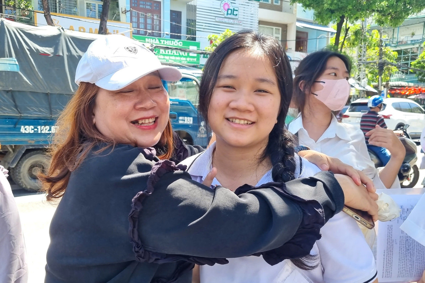 Vỡ òa cảm xúc kết thúc thi theo chương trình mới, cập nhật giải đề ảnh 56