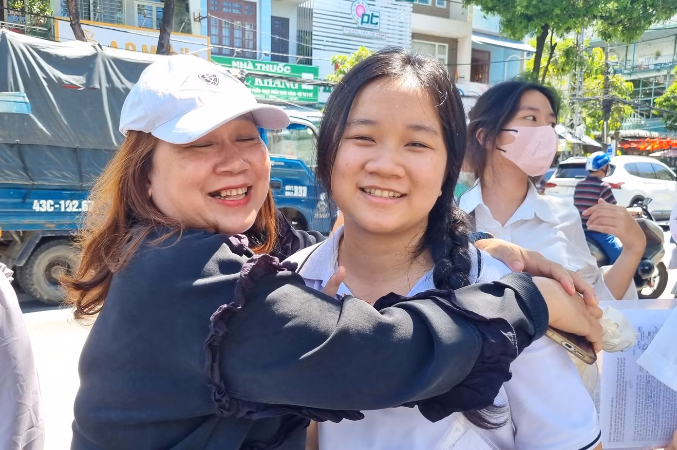 Vỡ òa cảm xúc kết thúc thi theo chương trình mới, cập nhật giải đề ảnh 56