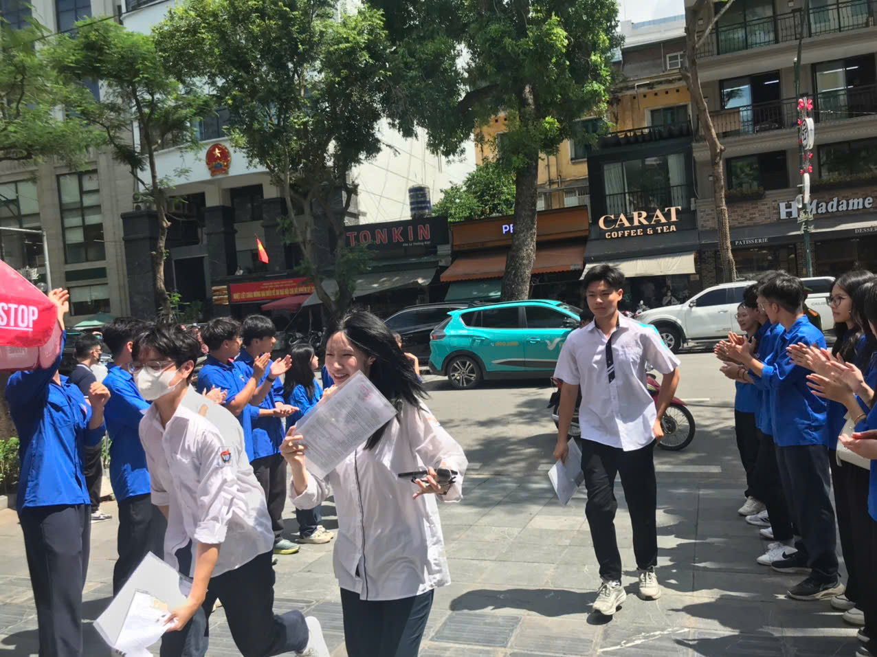 Thí sinh đi xe lăn đến làm thủ tục thi tốt nghiệp ảnh 15 Thí sinh đi xe lăn đến làm thủ tục thi tốt nghiệp ảnh 15