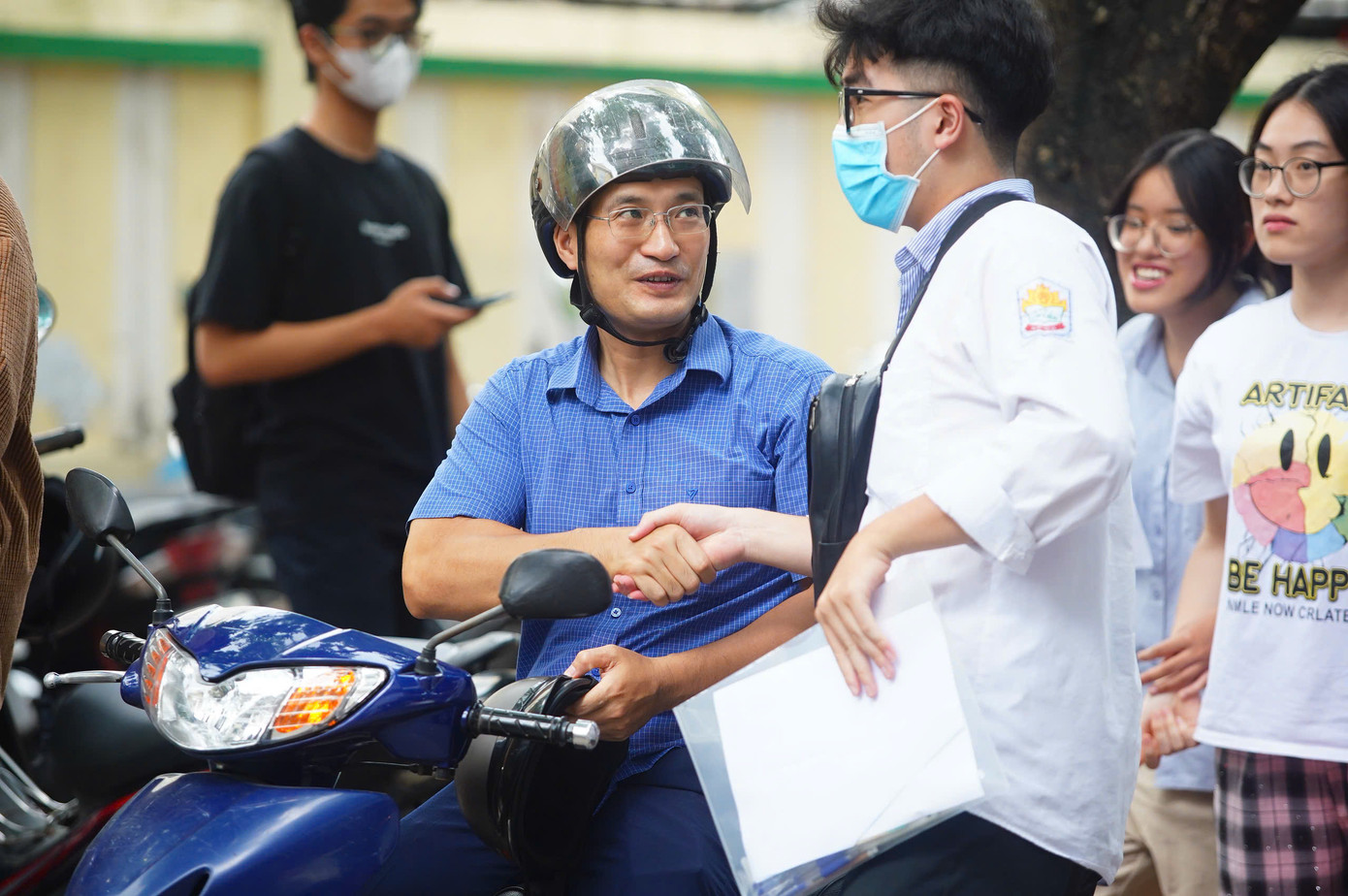 Sỹ tử hoàn thành 'môn thi áp lực nhất': Cập nhật đề thi, giải đề Toán ảnh 9