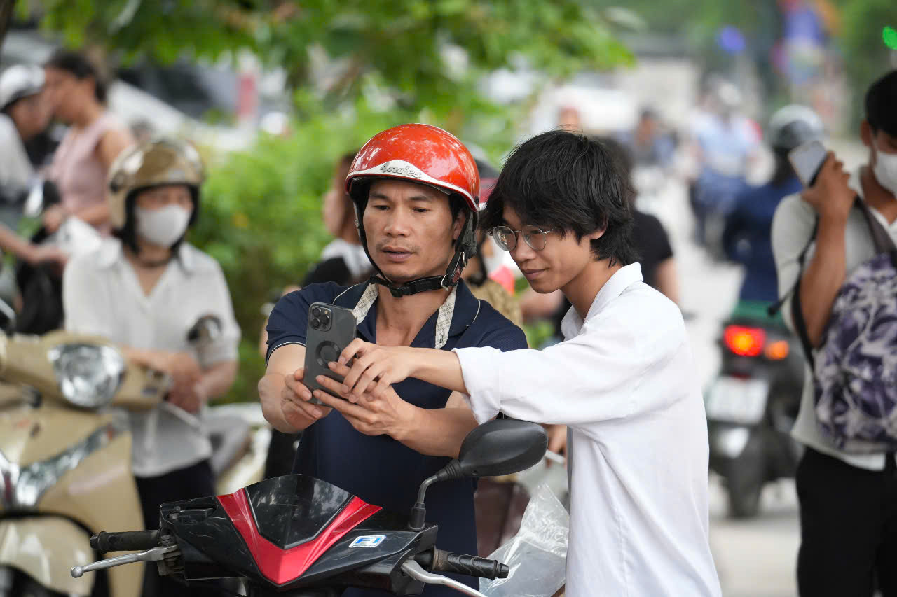 Khoảnh khắc đáng nhớ của hai cha con