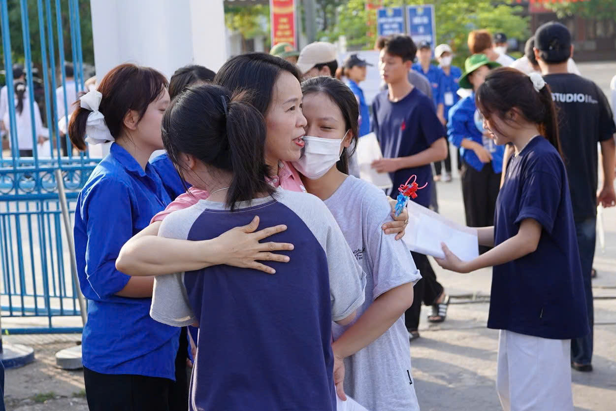 Sỹ tử hoàn thành 'môn thi áp lực nhất': Cập nhật đề thi, giải đề Toán ảnh 17