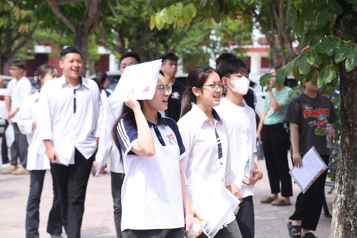 Sỹ tử hoàn thành 'môn thi áp lực nhất': Cập nhật đề thi, giải đề Toán ảnh 16