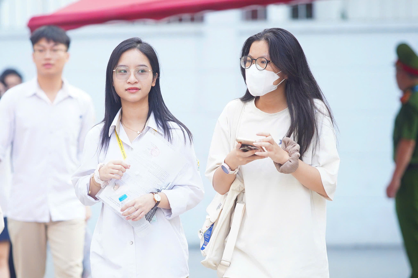 Sỹ tử hoàn thành bài Ngữ Văn, đề dễ thở, thí sinh phấn khởi ảnh 31