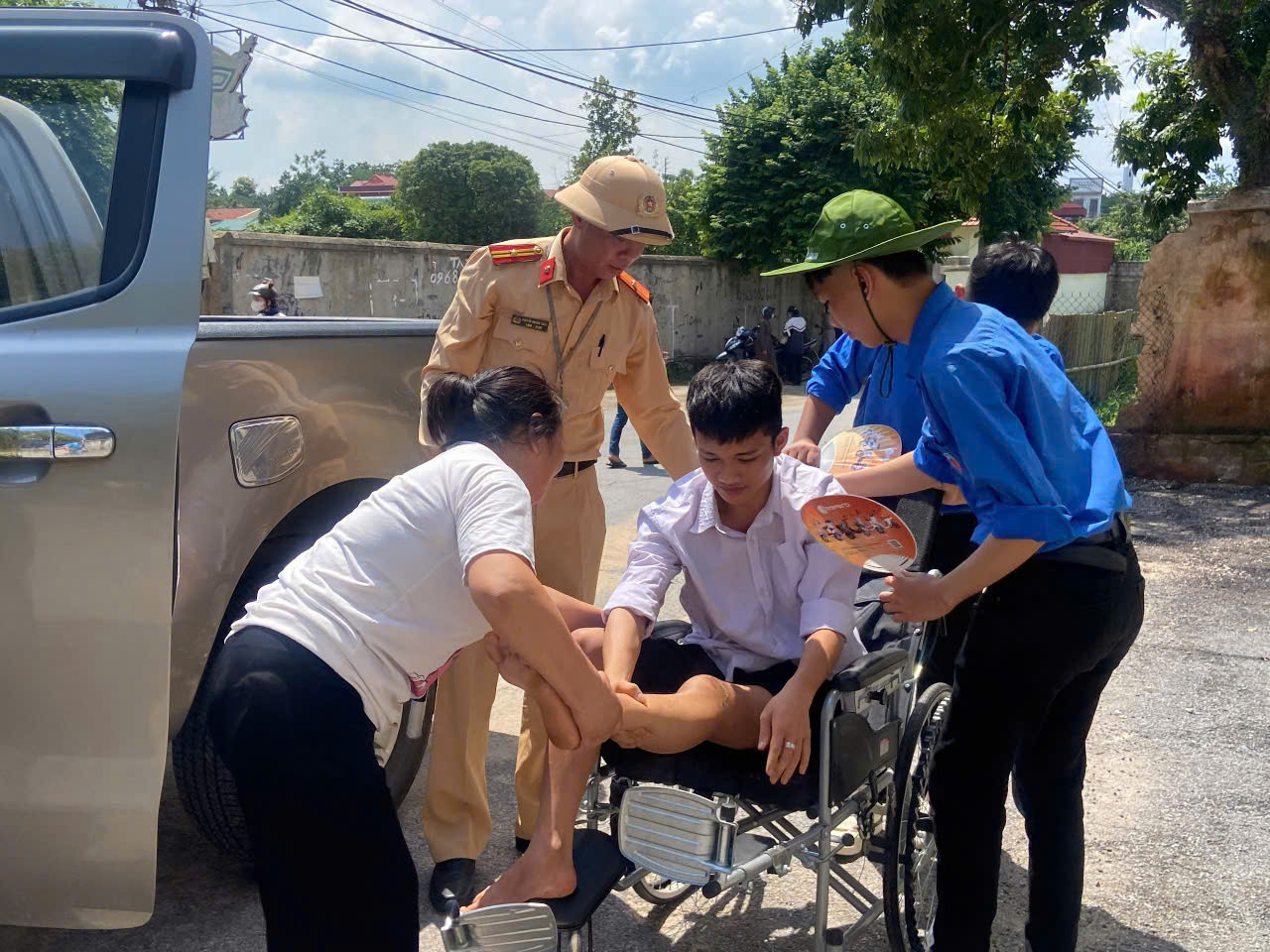 Thí sinh đi xe lăn đến làm thủ tục thi tốt nghiệp ảnh 27 Thí sinh đi xe lăn đến làm thủ tục thi tốt nghiệp ảnh 27