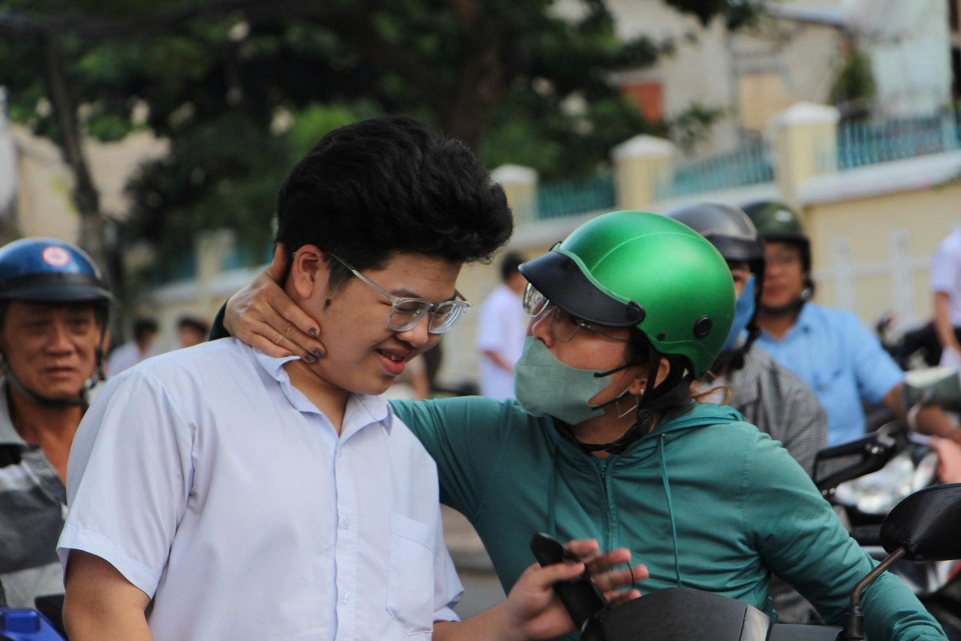 Sỹ tử hoàn thành bài Ngữ Văn, đề dễ thở, thí sinh phấn khởi ảnh 40