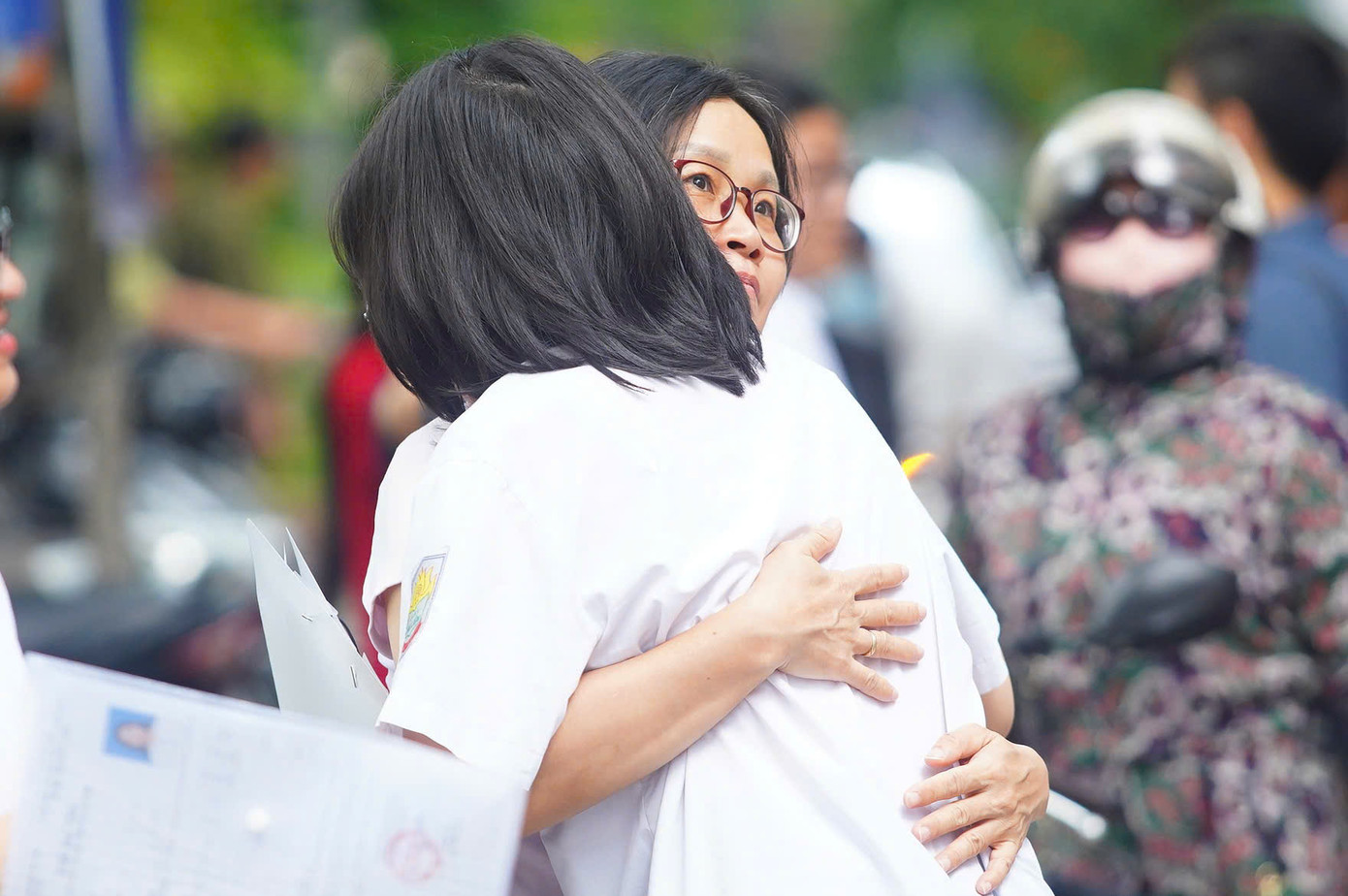 Tại điểm trưởng THPT Phan Huy Chú (Đống Đa, Hà Nội) nhiều thí sinh có mặt từ rất sớm để chuẩn bị cho môn thi Toán. Ảnh: Duy Phạm