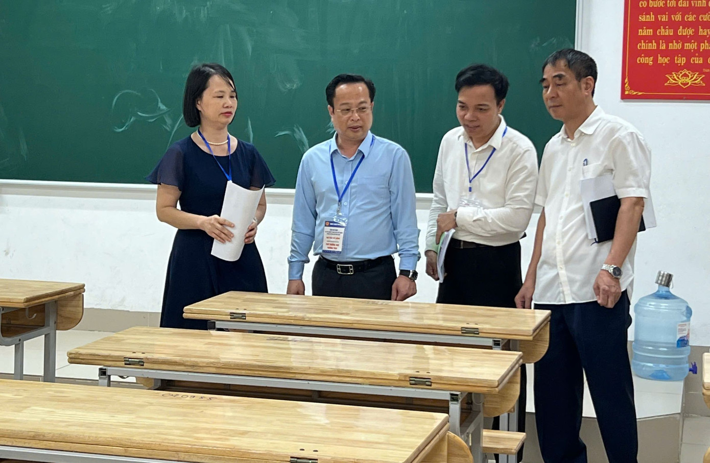 Thí sinh đi xe lăn đến làm thủ tục thi tốt nghiệp ảnh 25 Thí sinh đi xe lăn đến làm thủ tục thi tốt nghiệp ảnh 25