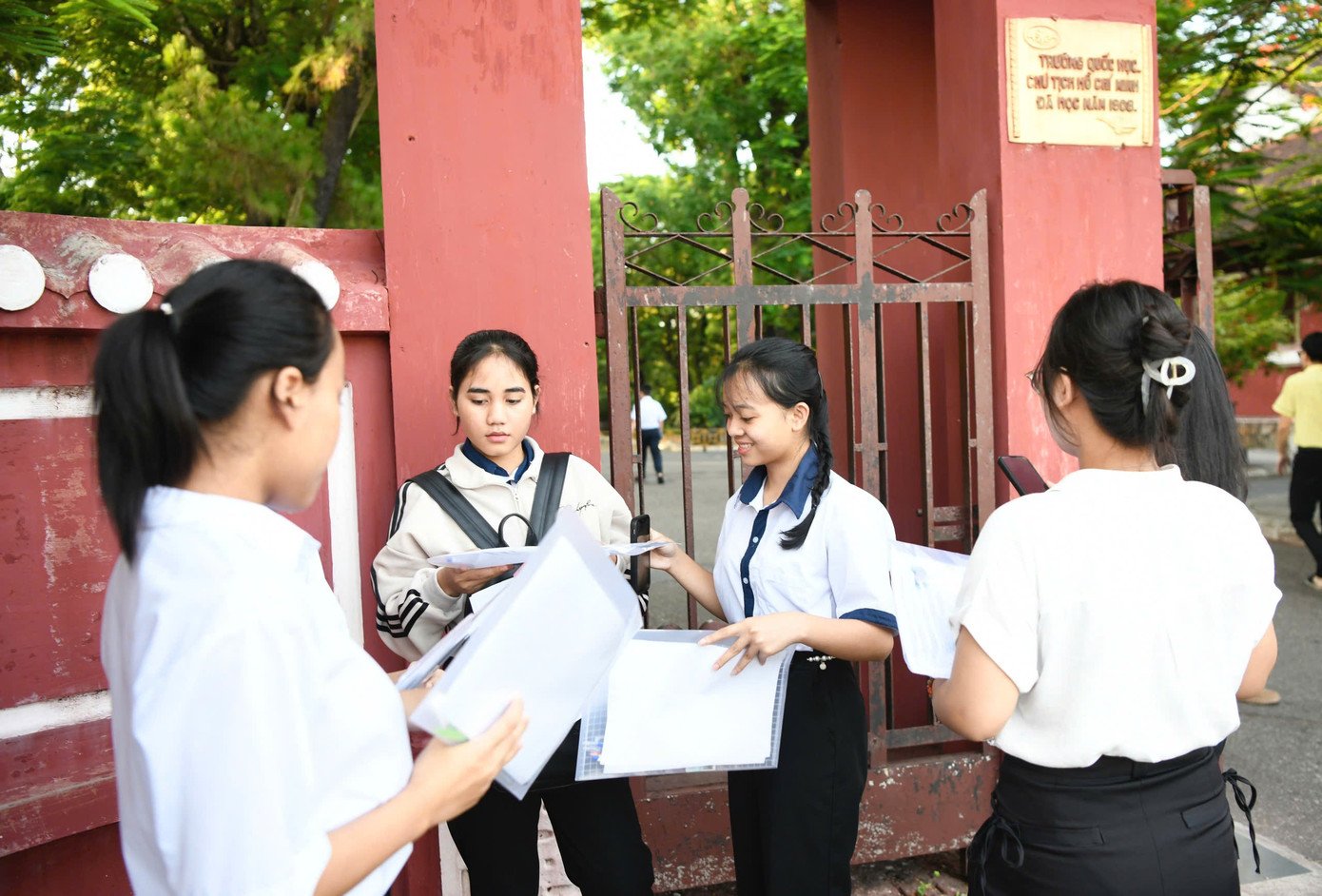 Sỹ tử hoàn thành bài Ngữ Văn, đề dễ thở, thí sinh phấn khởi ảnh 12