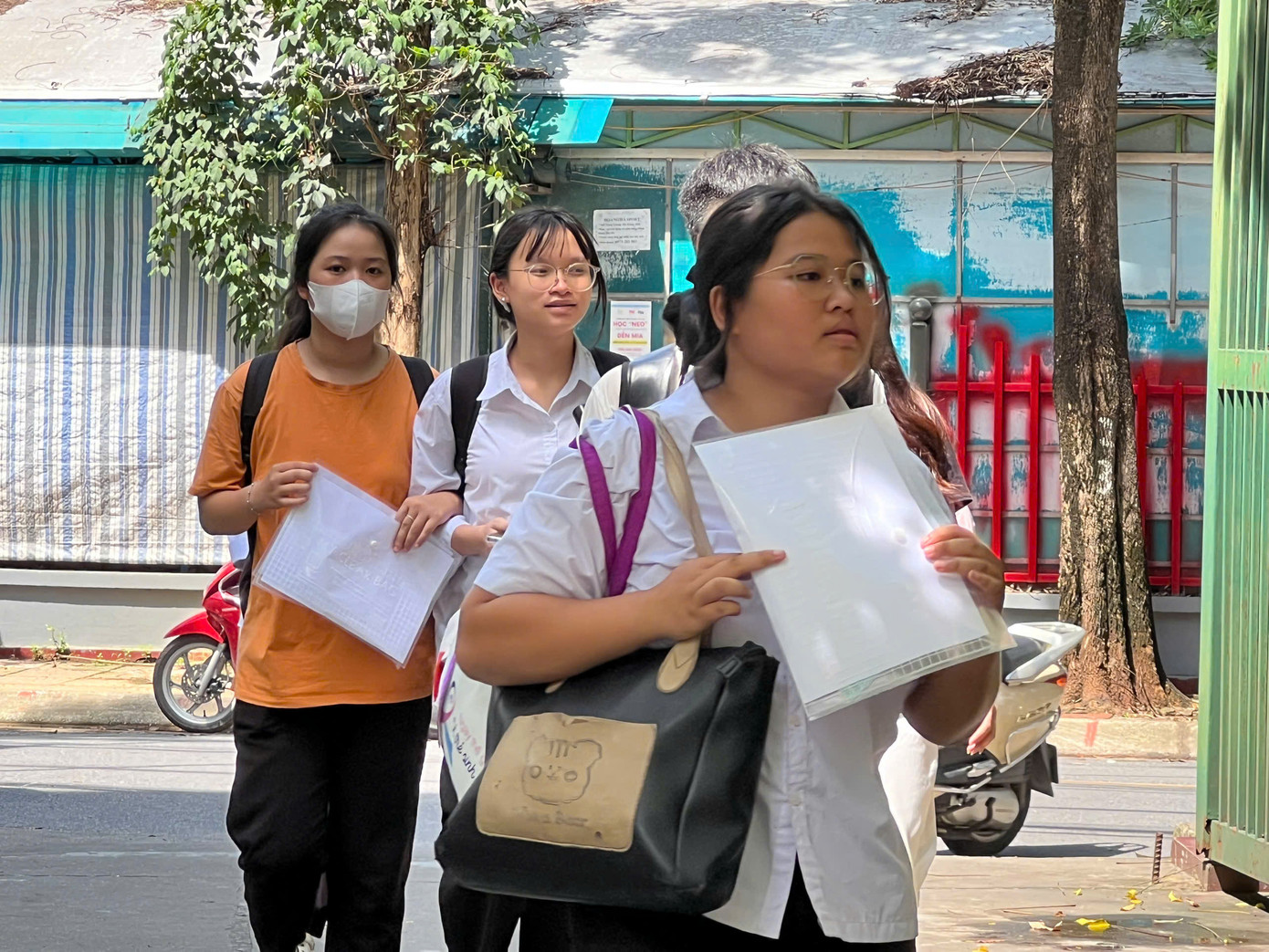 Thí sinh đi xe lăn đến làm thủ tục thi tốt nghiệp ảnh 23 Thí sinh đi xe lăn đến làm thủ tục thi tốt nghiệp ảnh 23