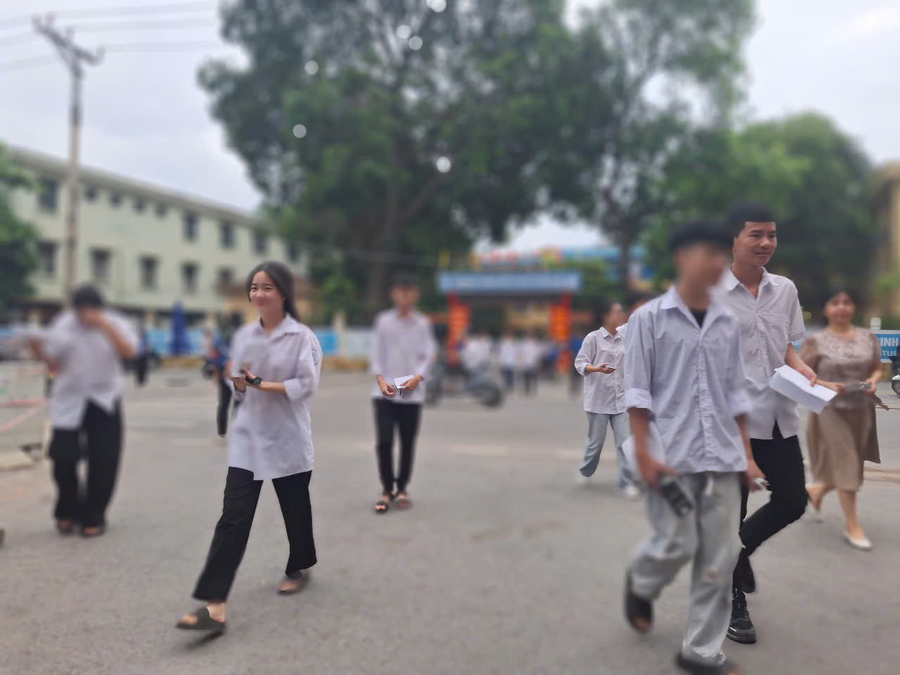 Vỡ òa cảm xúc kết thúc thi theo chương trình mới, cập nhật giải đề ảnh 1