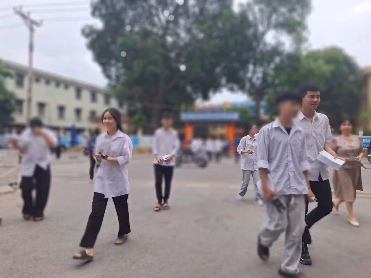 Vỡ òa cảm xúc kết thúc thi theo chương trình mới, cập nhật giải đề ảnh 1