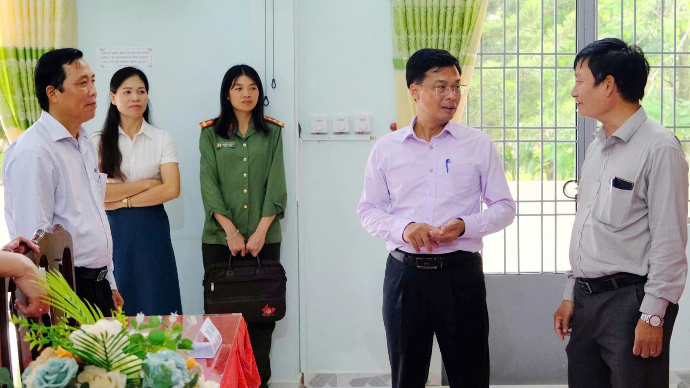 Ông Đinh Văn Tuấn - Phó Chủ tịch UBND tỉnh Lâm Đồng (áo hồng) kiểm tra tại trường THPT Bảo Lâm, huyện Bảo Lâm. Ông Đinh Văn Tuấn - Phó Chủ tịch UBND tỉnh Lâm Đồng (áo hồng) kiểm tra tại trường THPT Bảo Lâm, huyện Bảo Lâm.