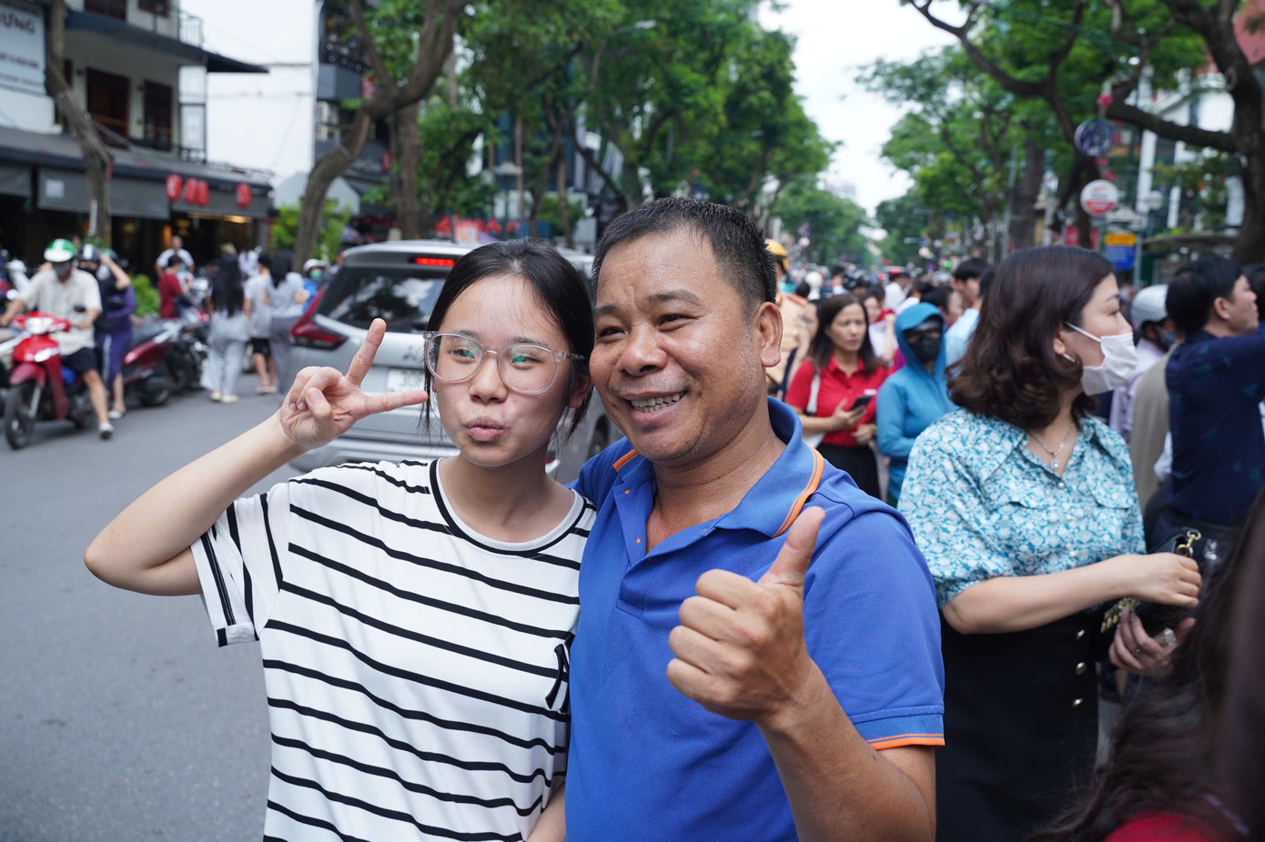 Sỹ tử hoàn thành bài Ngữ Văn, đề dễ thở, thí sinh phấn khởi ảnh 60