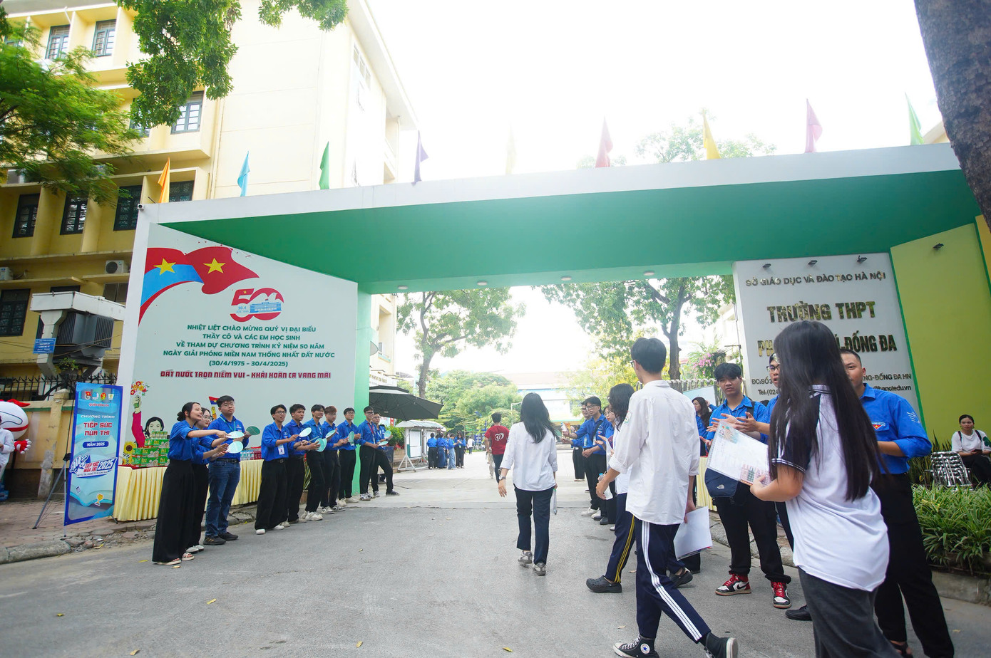 Sỹ tử hoàn thành 'môn thi áp lực nhất': Cập nhật đề thi, giải đề Toán ảnh 8