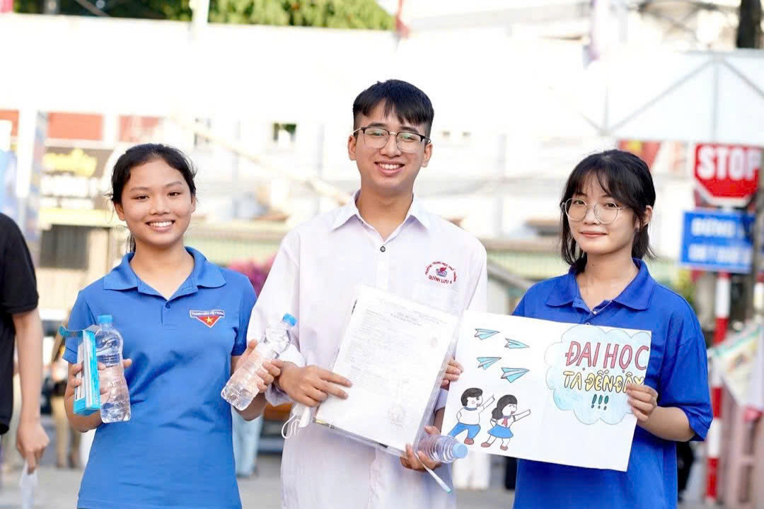 Sỹ tử hoàn thành 'môn thi áp lực nhất': Cập nhật đề thi, giải đề Toán ảnh 15