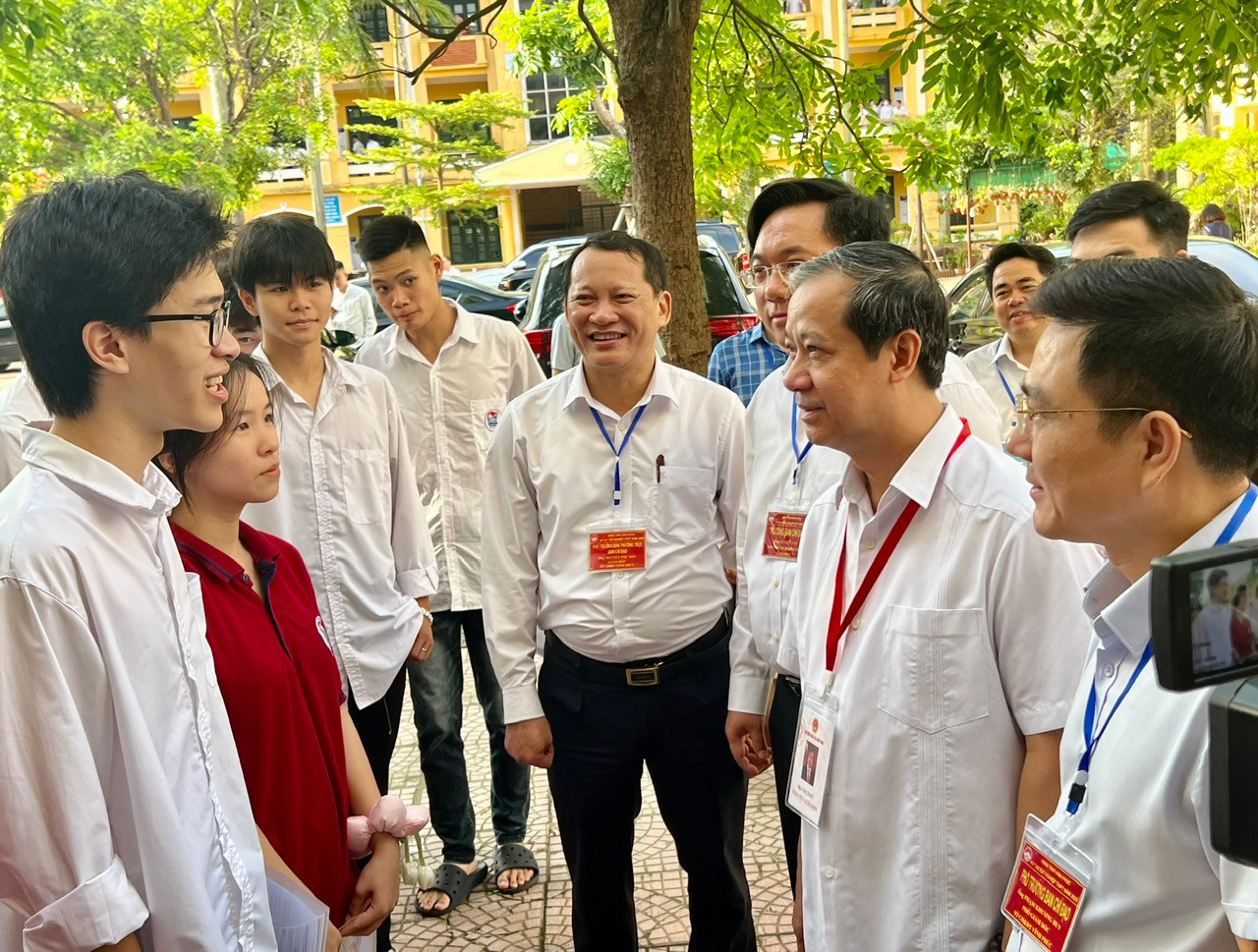 Sỹ tử hoàn thành bài Ngữ Văn, đề dễ thở, thí sinh phấn khởi ảnh 50