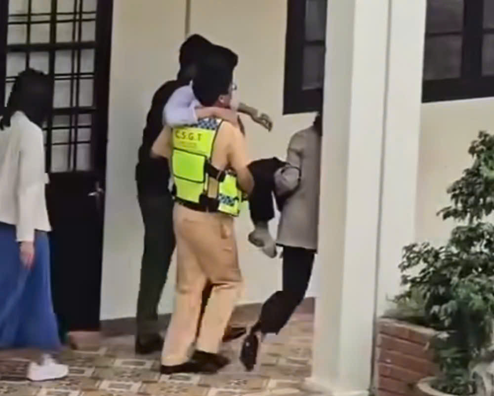 Kết thúc kỳ thi Tốt nghiệp THPT 2025, đề ngoại ngữ dễ không? ảnh 1 Kết thúc kỳ thi Tốt nghiệp THPT 2025, đề ngoại ngữ dễ không? ảnh 1