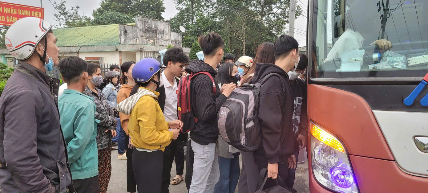 Các thí sinh từ xã Đắk Lua di chuyển đến thị trấn Tân Phú tham gia kỳ thi THPT Các thí sinh từ xã Đắk Lua di chuyển đến thị trấn Tân Phú tham gia kỳ thi THPT