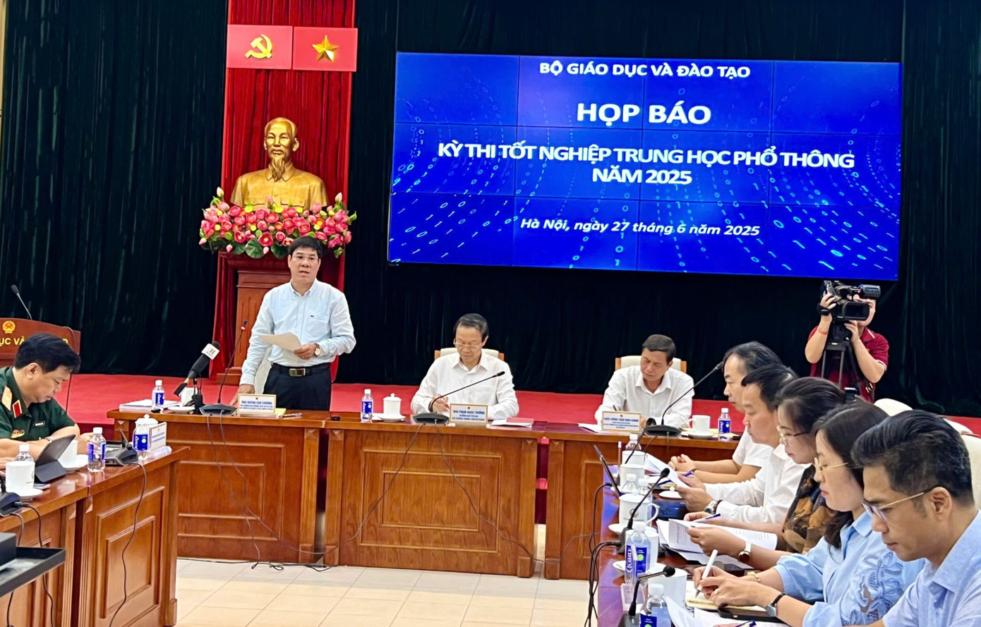 Thí sinh thừa nhận chụp đề thi tốt nghiệp gửi ra ngoài nhờ giải ảnh 3 Thí sinh thừa nhận chụp đề thi tốt nghiệp gửi ra ngoài nhờ giải ảnh 3