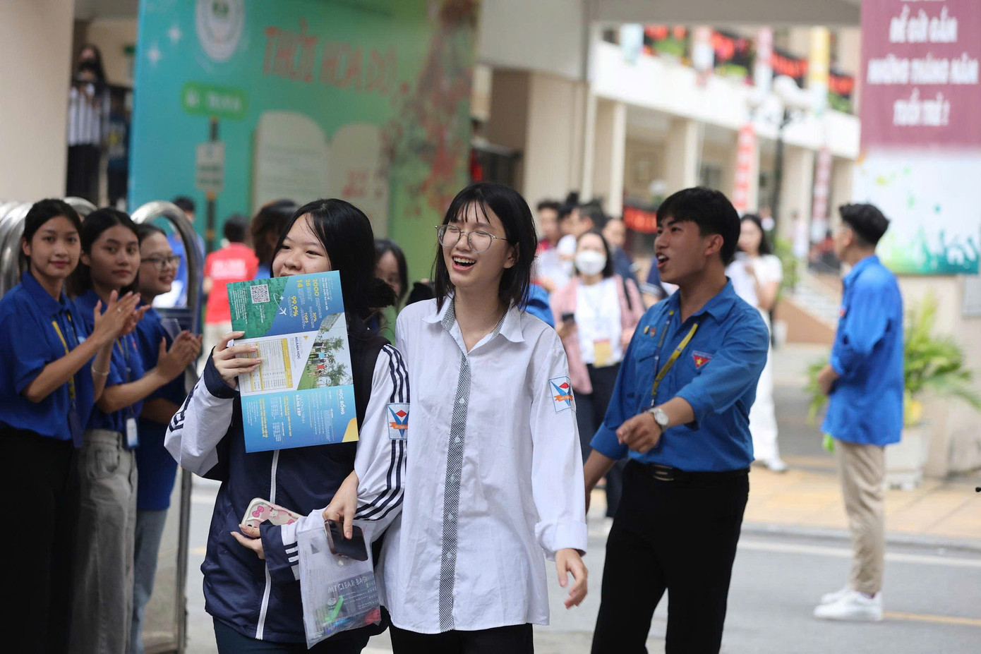 Vỡ òa cảm xúc kết thúc thi theo chương trình mới, cập nhật giải đề ảnh 63