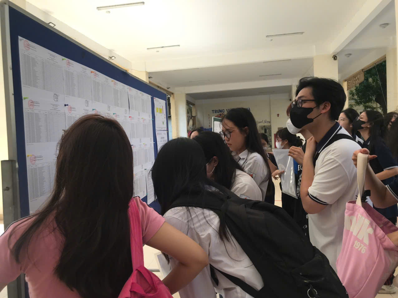 Thí sinh đi xe lăn đến làm thủ tục thi tốt nghiệp ảnh 14 Thí sinh đi xe lăn đến làm thủ tục thi tốt nghiệp ảnh 14