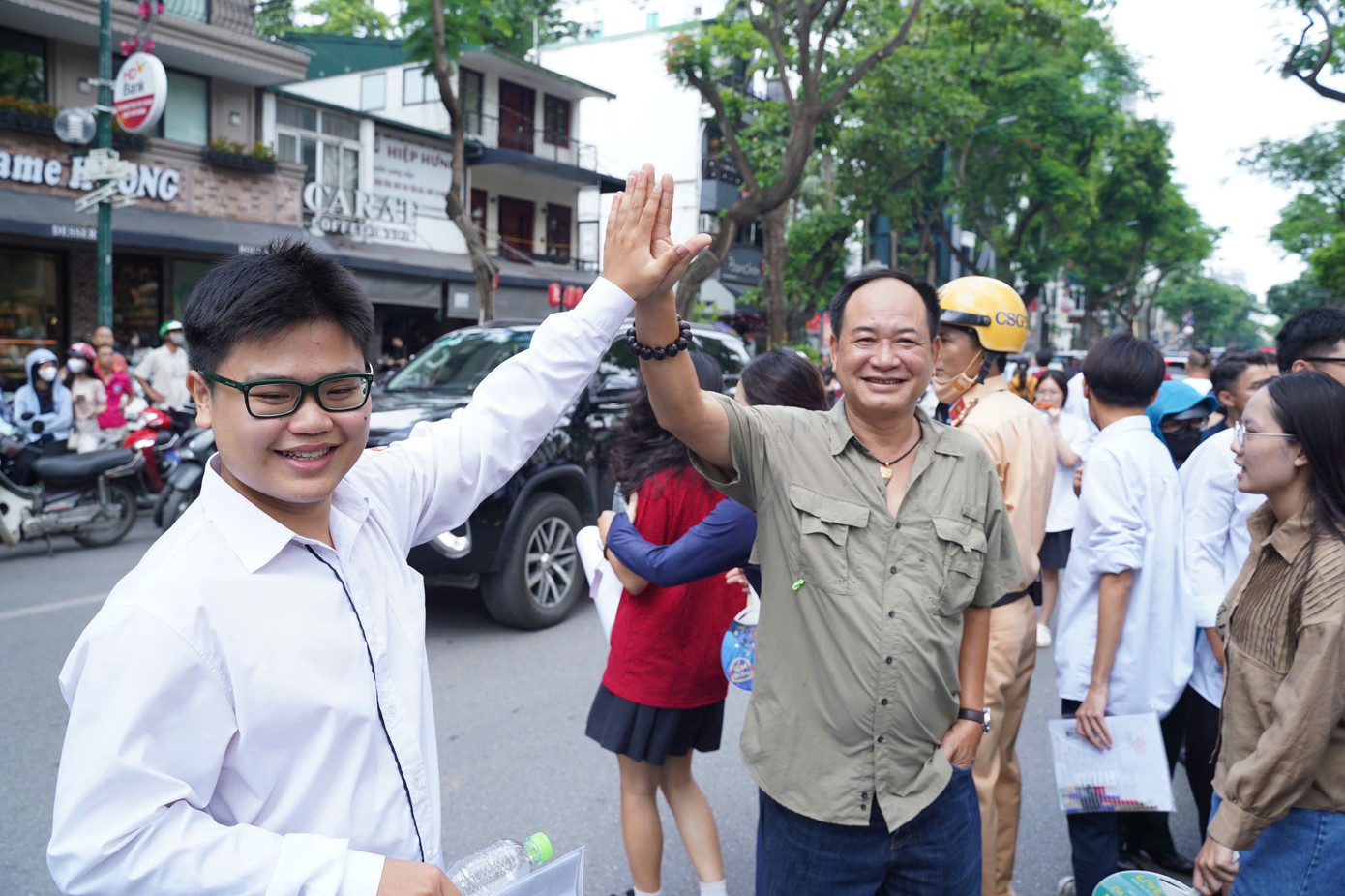 Sỹ tử hoàn thành bài Ngữ Văn, đề dễ thở, thí sinh phấn khởi ảnh 61