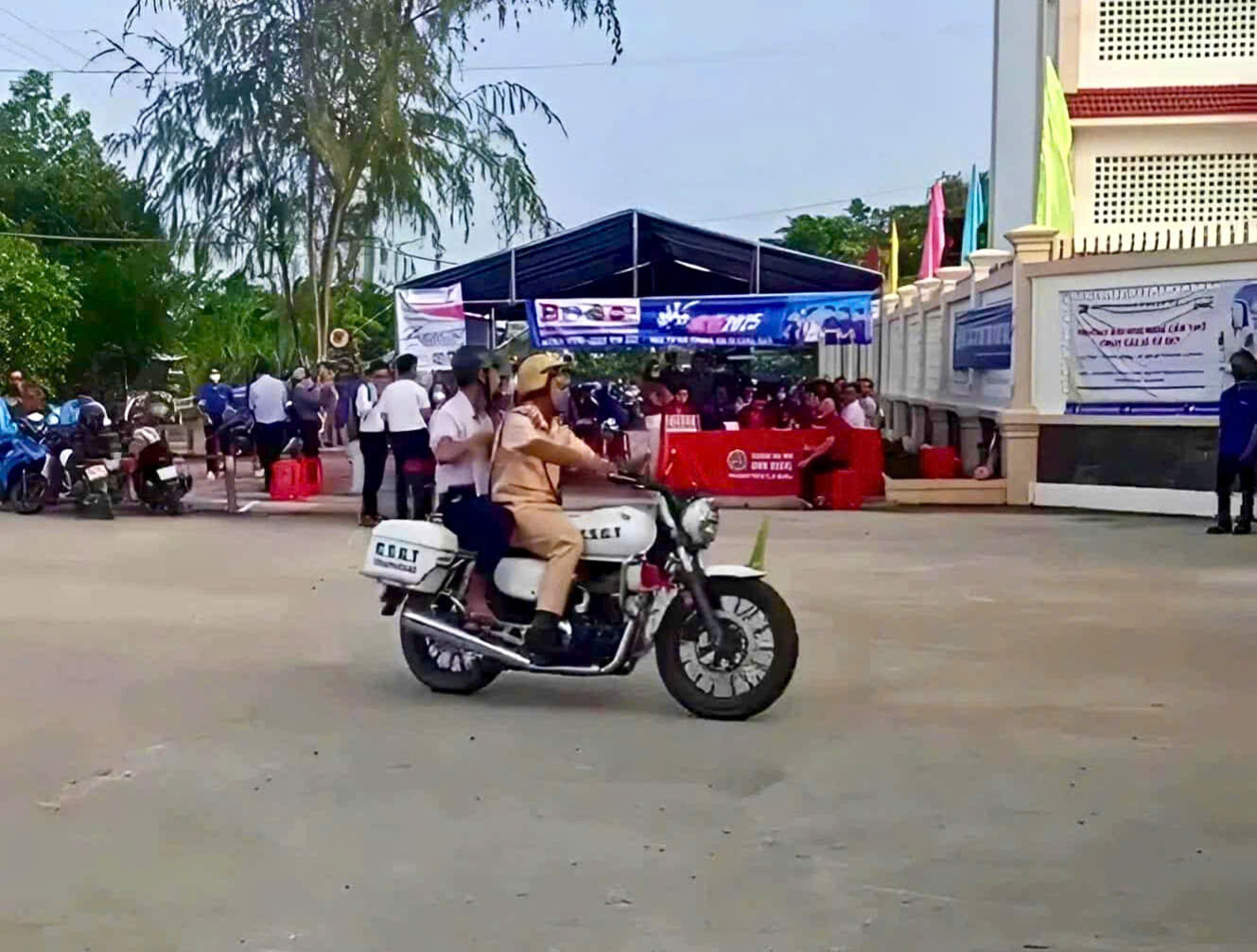 Kết thúc kỳ thi Tốt nghiệp THPT 2025, đề ngoại ngữ dễ không? ảnh 4 Kết thúc kỳ thi Tốt nghiệp THPT 2025, đề ngoại ngữ dễ không? ảnh 4