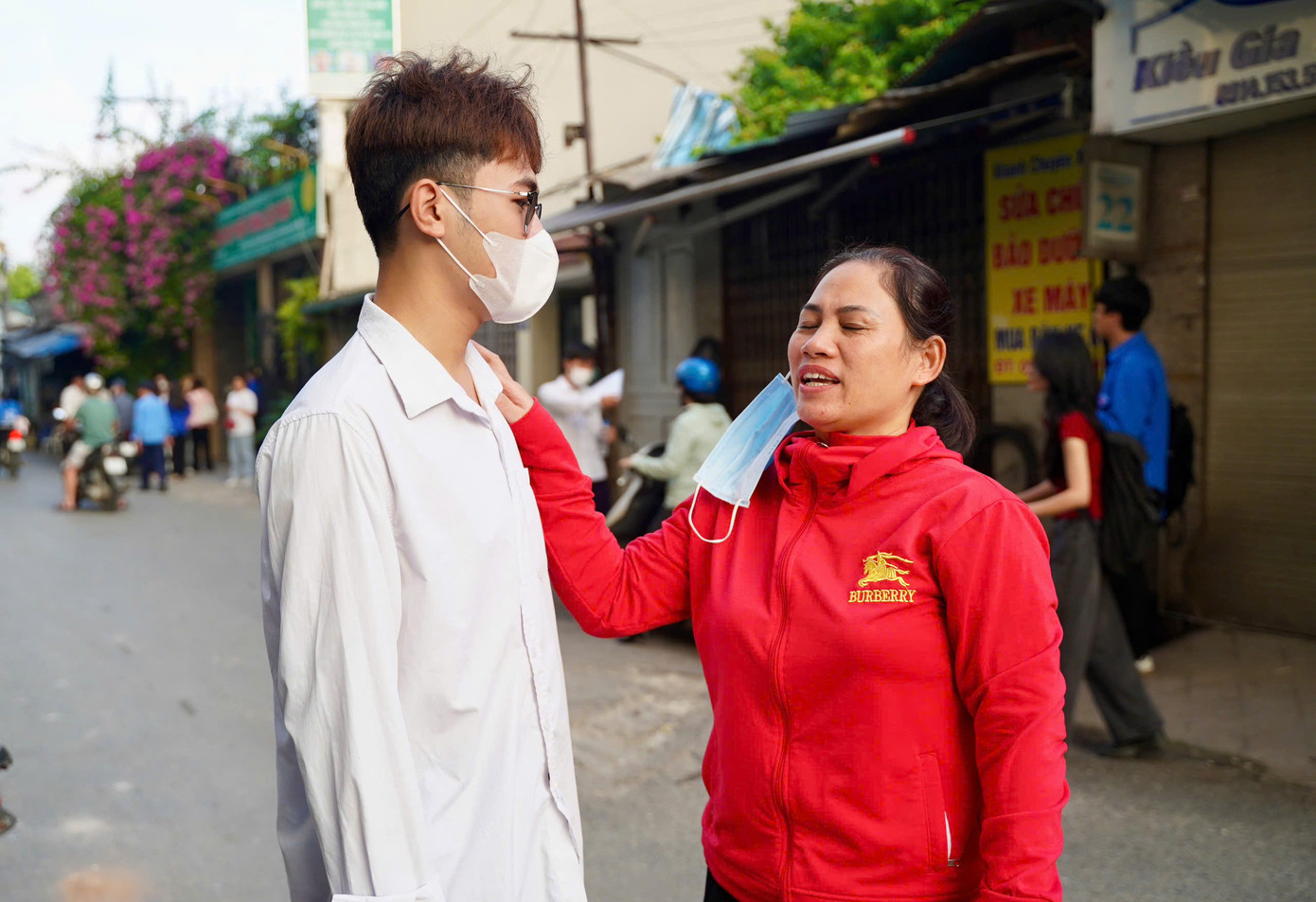 Sỹ tử hoàn thành bài Ngữ Văn, đề dễ thở, thí sinh phấn khởi ảnh 5