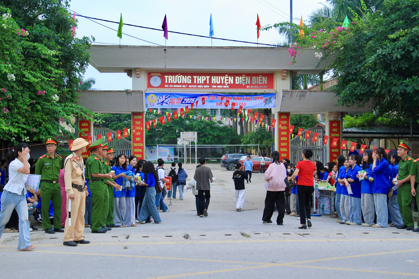 Sỹ tử hoàn thành bài Ngữ Văn, đề dễ thở, thí sinh phấn khởi ảnh 29