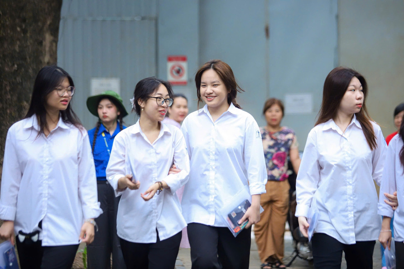 Vỡ òa cảm xúc kết thúc thi theo chương trình mới, cập nhật giải đề ảnh 24