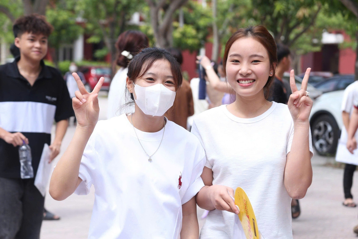 Vỡ òa cảm xúc kết thúc thi theo chương trình mới, cập nhật giải đề ảnh 8