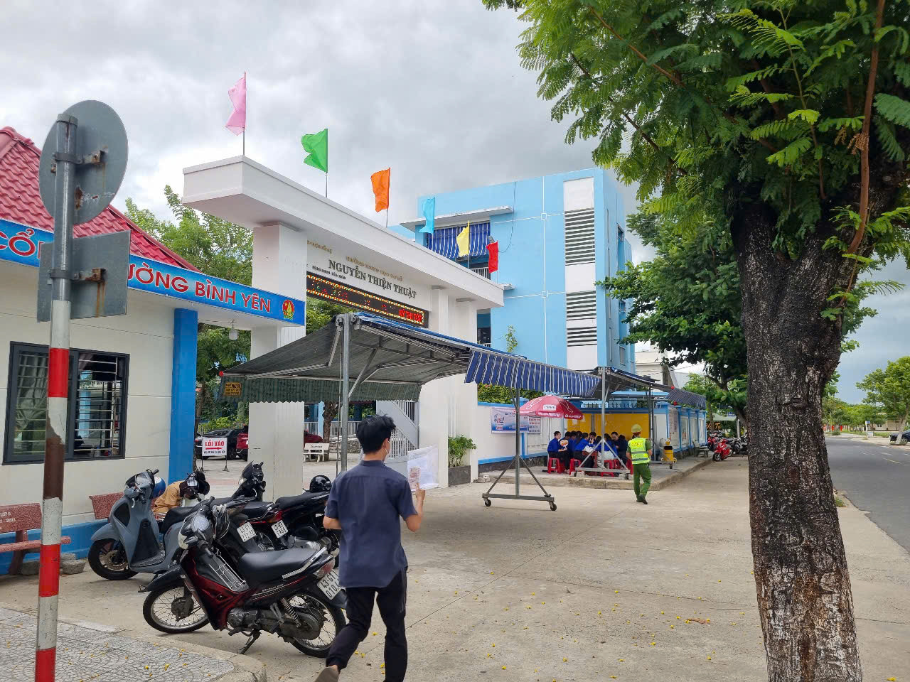 Kết thúc kỳ thi Tốt nghiệp THPT 2025, đề ngoại ngữ dễ không? ảnh 9 Kết thúc kỳ thi Tốt nghiệp THPT 2025, đề ngoại ngữ dễ không? ảnh 9