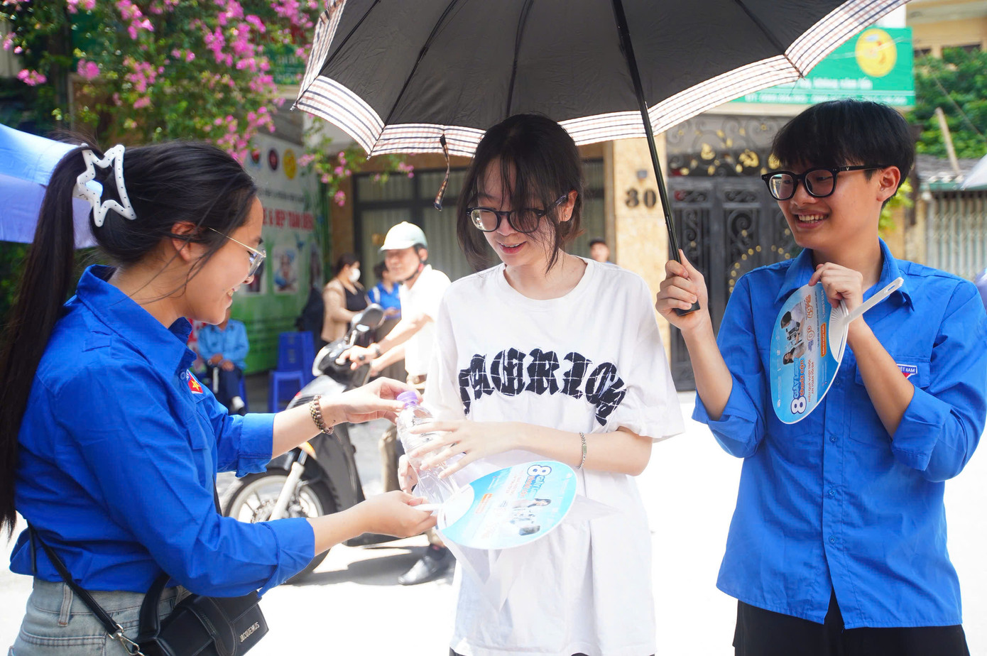 Thí sinh đi xe lăn đến làm thủ tục thi tốt nghiệp ảnh 4 Thí sinh đi xe lăn đến làm thủ tục thi tốt nghiệp ảnh 4