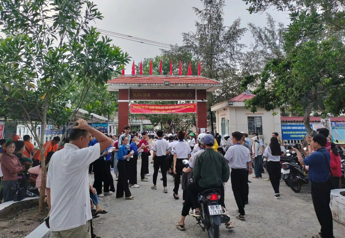 Sỹ tử hoàn thành bài Ngữ Văn, đề dễ thở, thí sinh phấn khởi ảnh 23