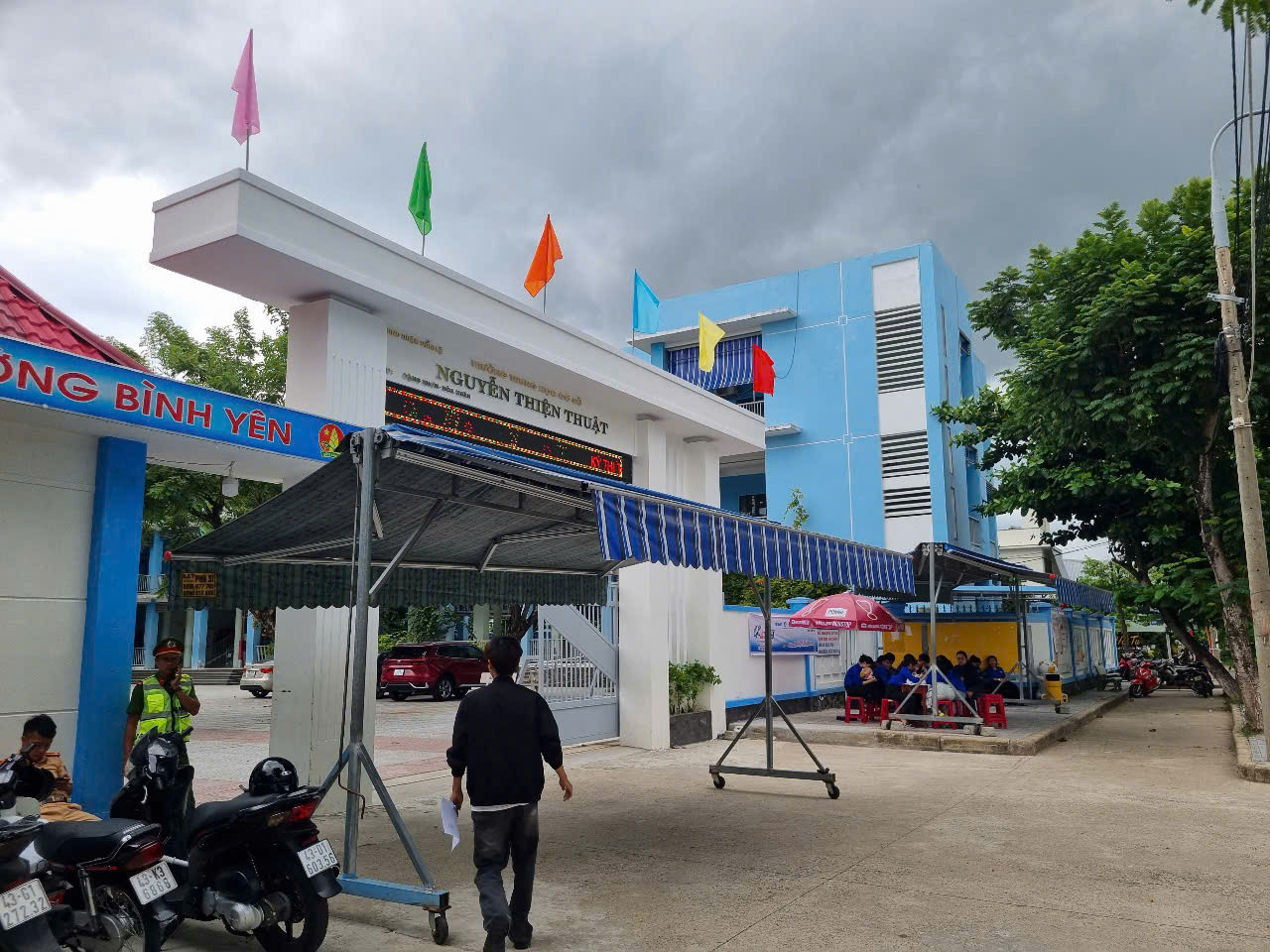 Kết thúc kỳ thi Tốt nghiệp THPT 2025, đề ngoại ngữ dễ không? ảnh 8 Kết thúc kỳ thi Tốt nghiệp THPT 2025, đề ngoại ngữ dễ không? ảnh 8