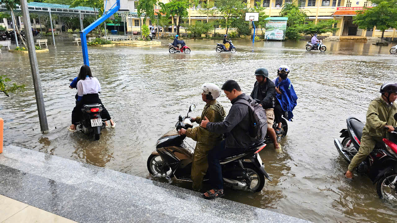 Sỹ tử hoàn thành 'môn thi áp lực nhất': Cập nhật đề thi, giải đề Toán ảnh 5