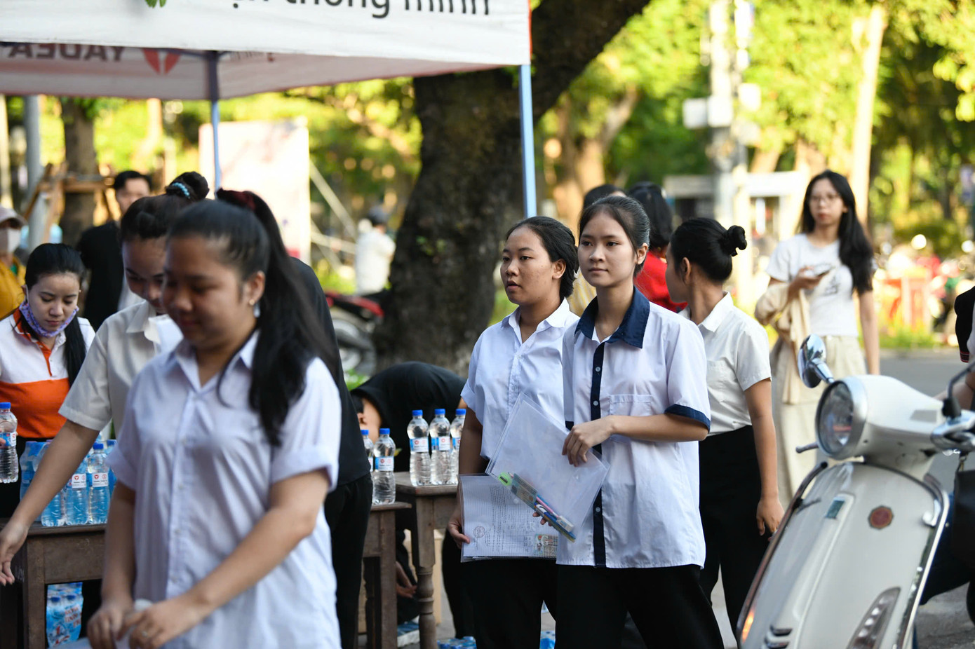 Sỹ tử hoàn thành bài Ngữ Văn, đề dễ thở, thí sinh phấn khởi ảnh 13