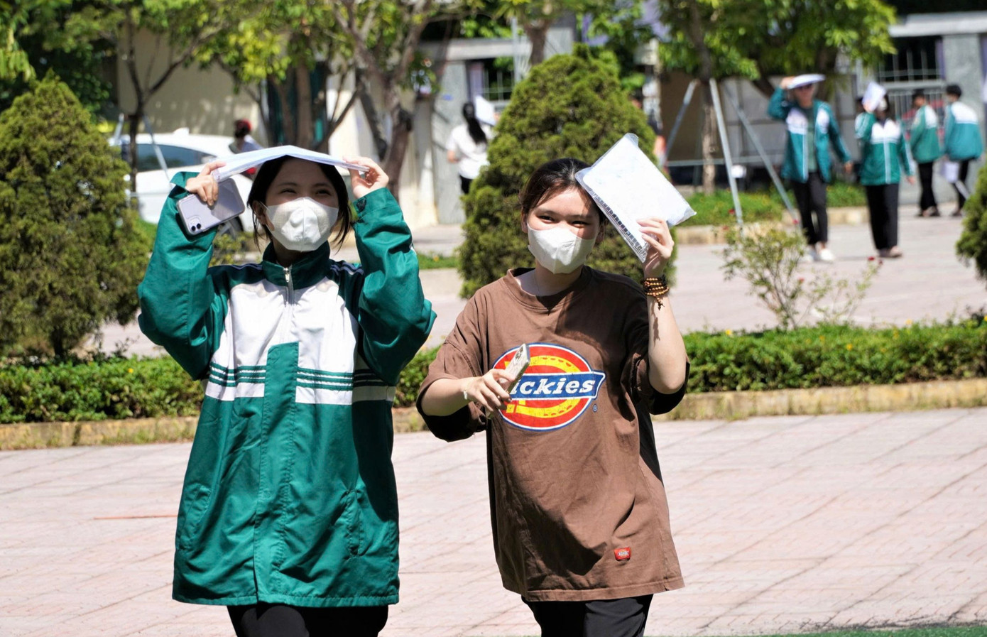 Thí sinh đi xe lăn đến làm thủ tục thi tốt nghiệp ảnh 28 Thí sinh đi xe lăn đến làm thủ tục thi tốt nghiệp ảnh 28